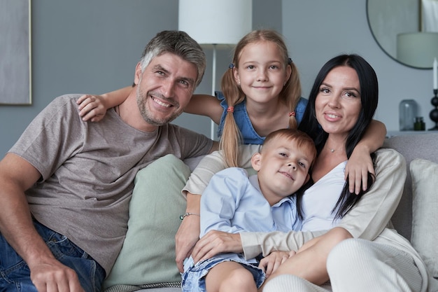 Heureuse mère de famille père et enfants à la maison