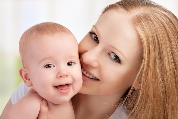 Heureuse mère de famille et petit bébé