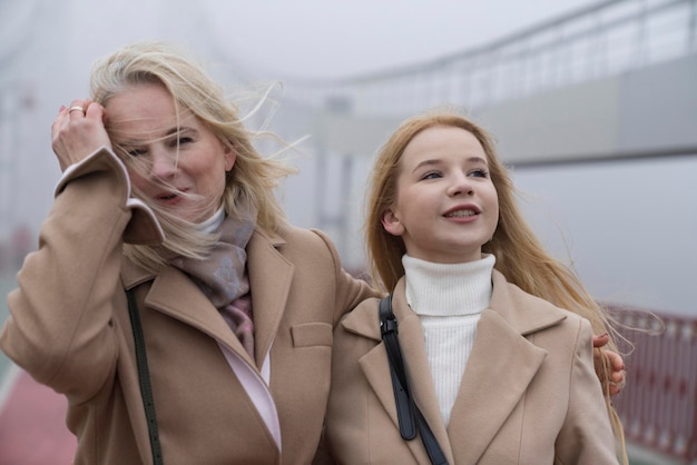 Heureuse mère et fille adulte