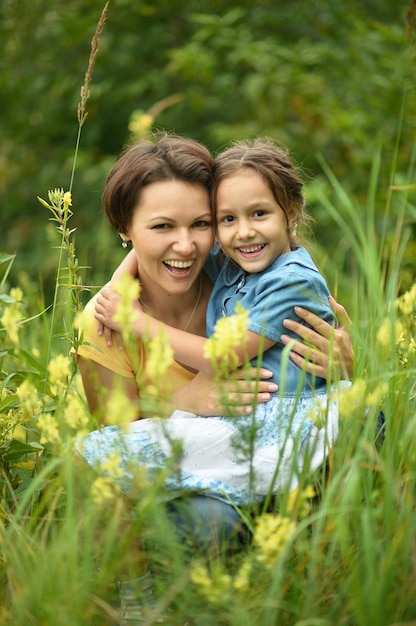 Heureuse mère et fille au champ d'été