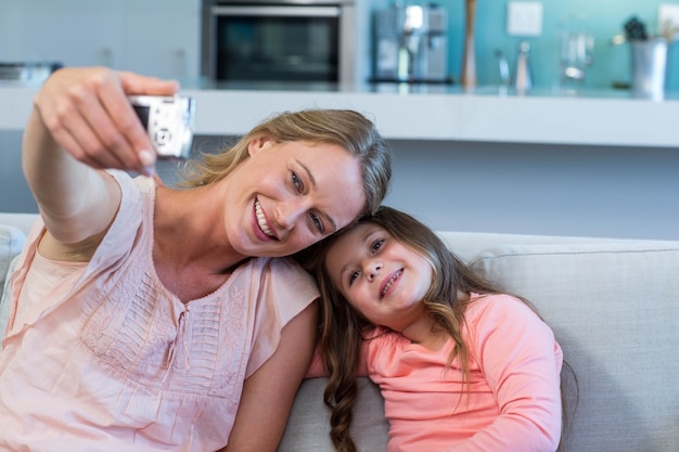 Heureuse mère et fille sur le canapé