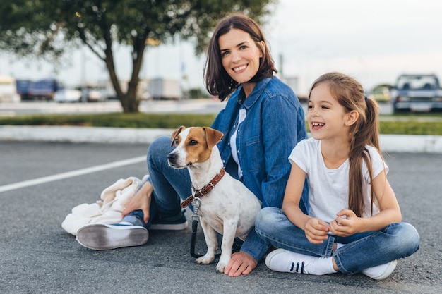 Heureuse mère avec fille et chien