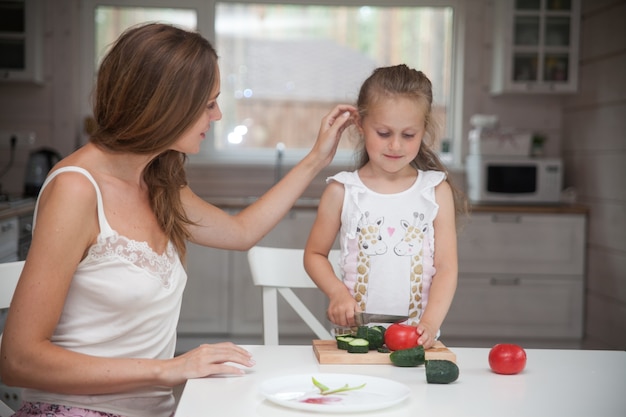 Heureuse mère et fille cuisiner ensemble