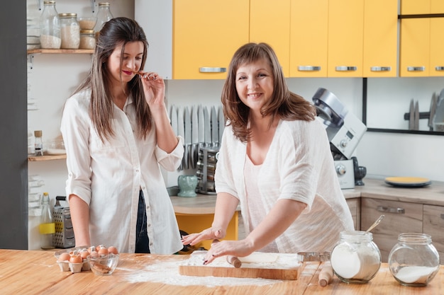 Heureuse mère et fille dans la cuisine