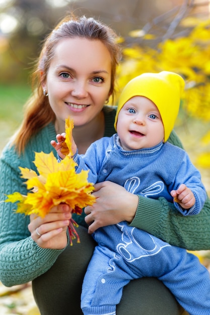 Heureuse mère et fille dans le parc en automne