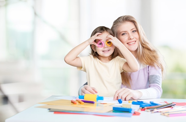 Heureuse mère et fille dessin