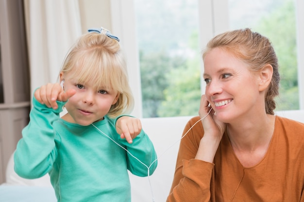 Heureuse mère et fille écoutant de la musique