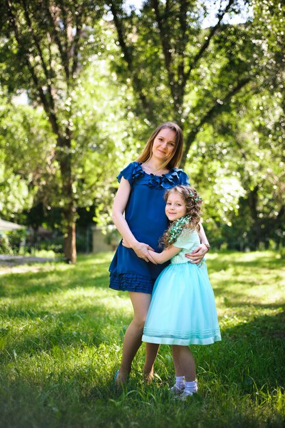 Heureuse mère et fille ensemble à l'extérieur dans un parc