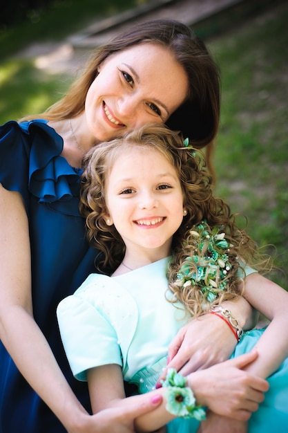 Heureuse mère et fille ensemble à l'extérieur dans un parc