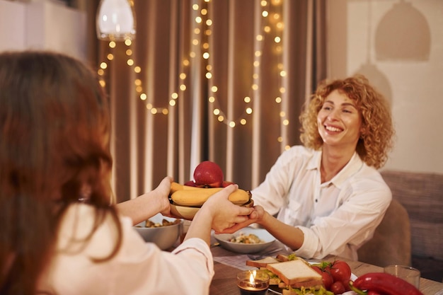 Heureuse mère et fille est dans la cuisine le soir