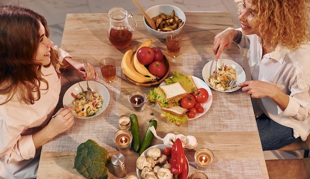 Heureuse mère et fille est dans la cuisine le soir