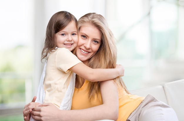 Heureuse mère et fille étreignant sur fond