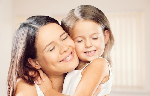 Heureuse mère et fille étreignant