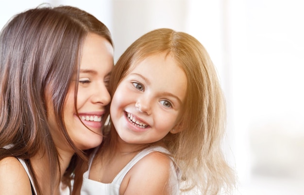 Heureuse mère et fille étreignant