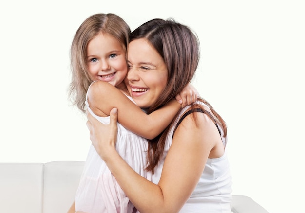 Heureuse mère et fille étreignant