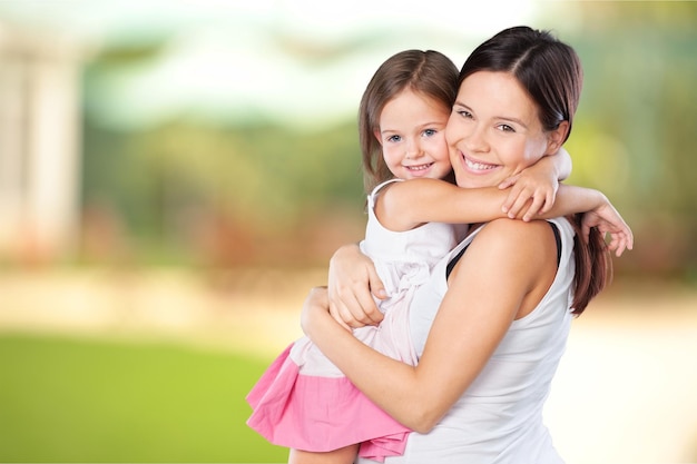 Heureuse mère et fille étreignant