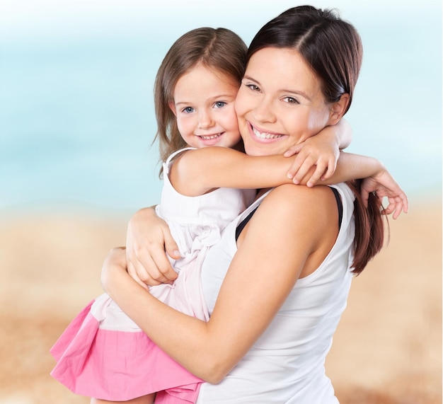 Photo heureuse mère et fille étreignant