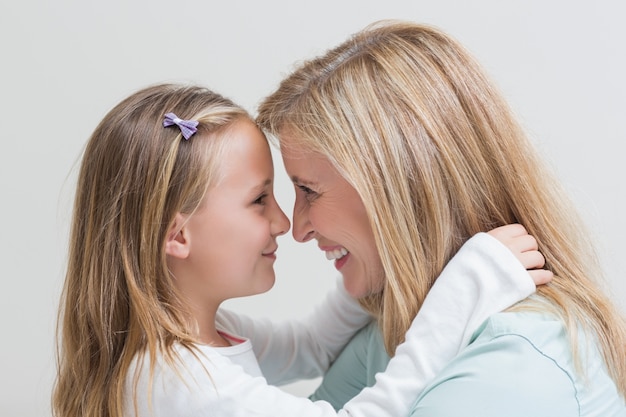 Heureuse mère et fille étreindre