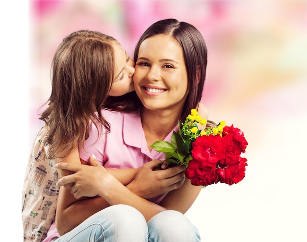 Heureuse mère et fille avec des fleurs