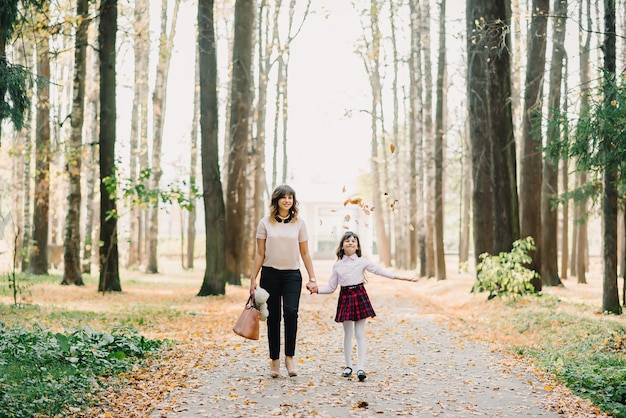 Heureuse mère et fille marchant dans le parc