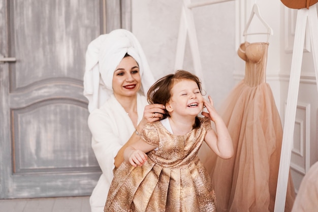 Heureuse mère et fille mettent une robe