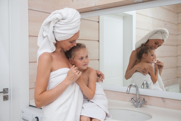 Heureuse mère et fille passer du temps ensemble dans la salle de bain