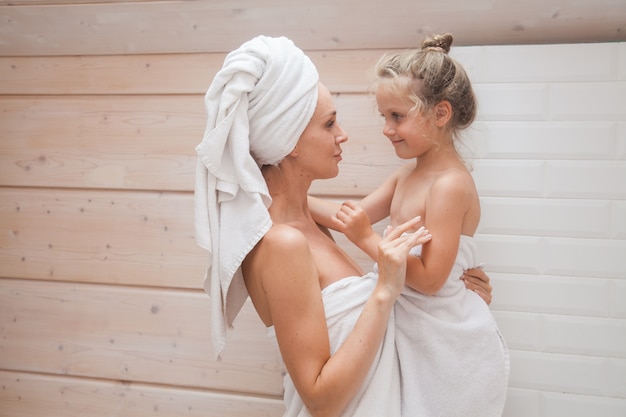 Heureuse mère et fille passer du temps ensemble dans la salle de bain