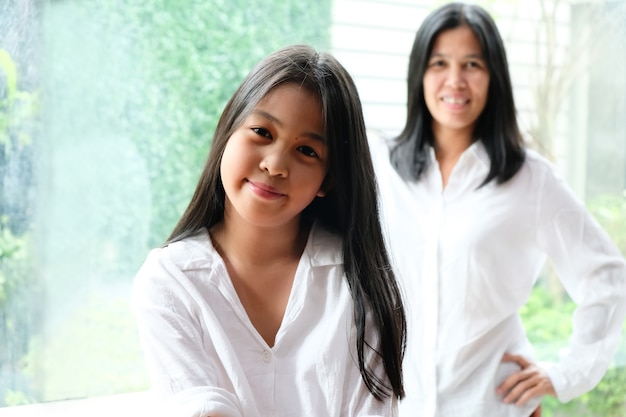 Heureuse mère et fille portrait et souriant