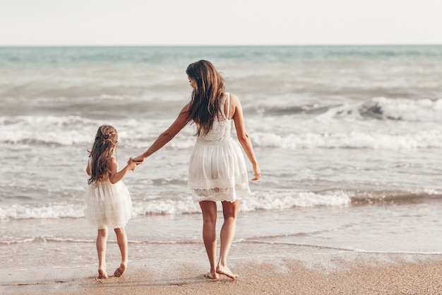 Heureuse mère et fille profitant d'une journée ensoleillée sur la plage