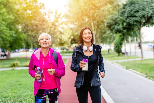 Heureuse mère et fille profitant d'une promenade en plein air dans le parc.