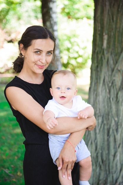 Heureuse mère et fille riant ensemble à l'extérieur.