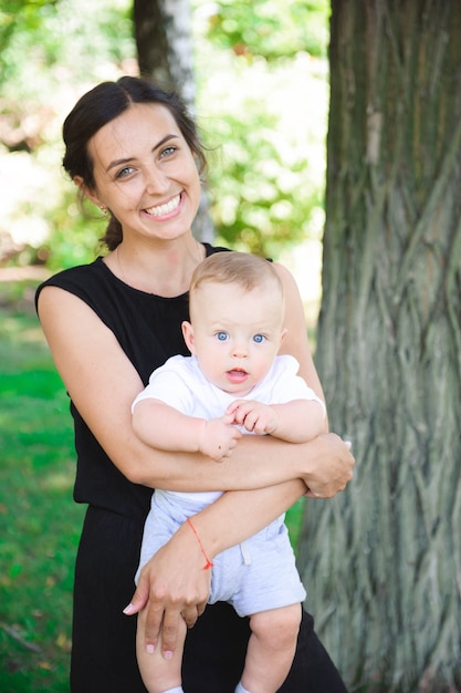 Heureuse mère et fille riant ensemble à l'extérieur