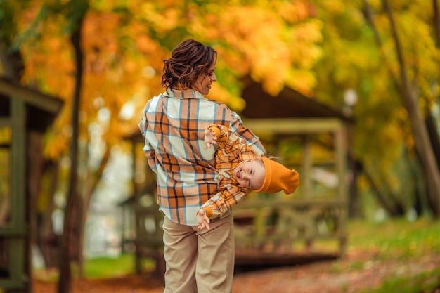 Heureuse mère et fille s'amusant lors d'une promenade d'automne dans le parc dans la nature