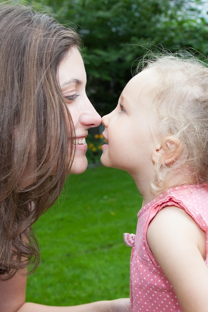 Heureuse mère et fille s'amuser à l'extérieur famille heureuse