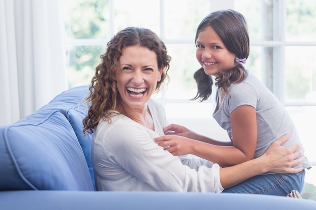 Heureuse mère et fille s&#39;amuser