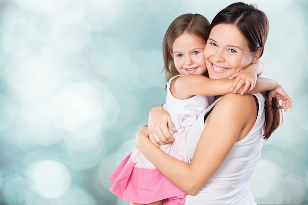 Heureuse mère et fille s'embrassant