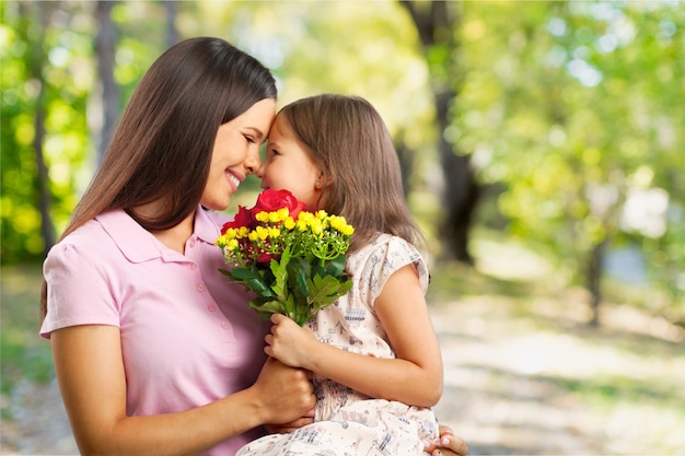 Heureuse mère et fille s'embrassant