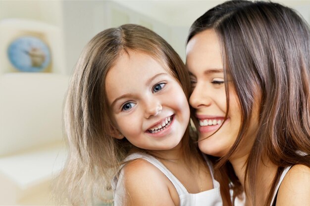 Heureuse mère et fille s'embrassant