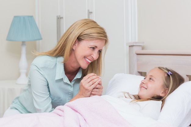 Heureuse mère et fille se souriant