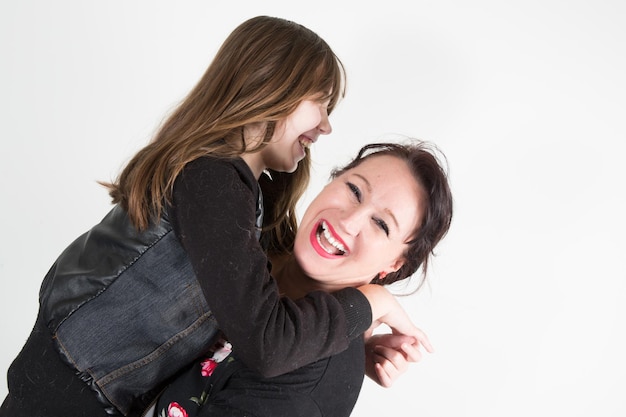 Heureuse mère et fille souriante