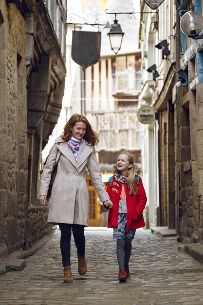 Heureuse mère et fille à la ville