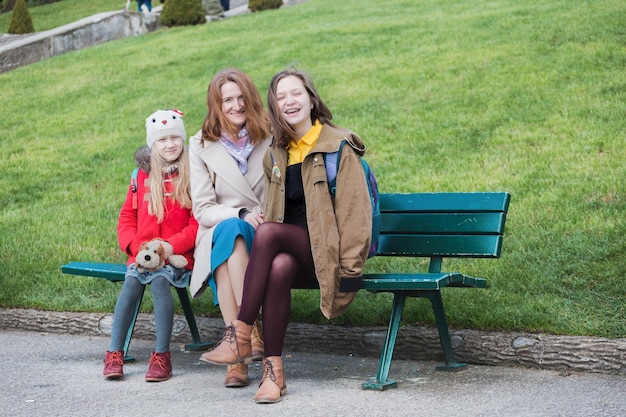 Heureuse mère et filles au Honfleur