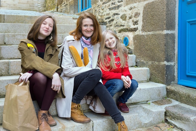 Heureuse mère et filles françaises avec des baguettes