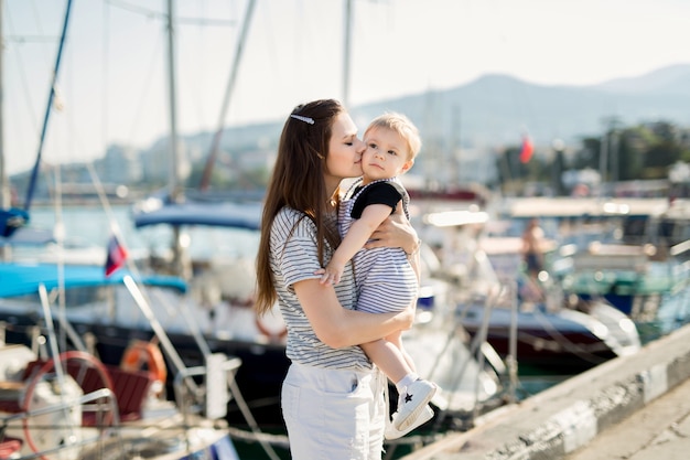 Heureuse mère et fils sur fond de yacht de mer