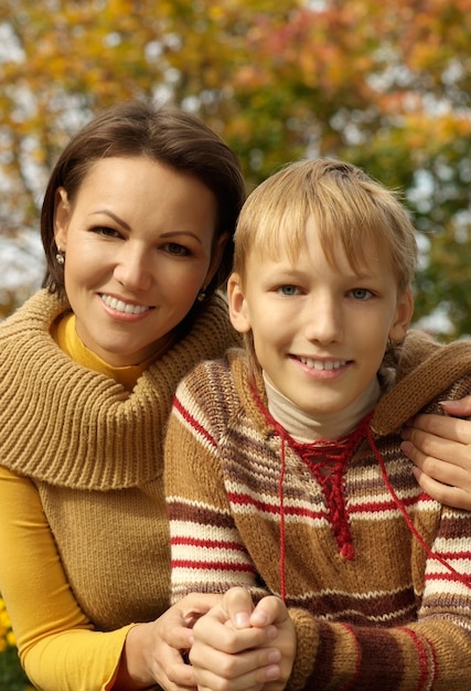 Heureuse mère avec garçon dans le parc en automne