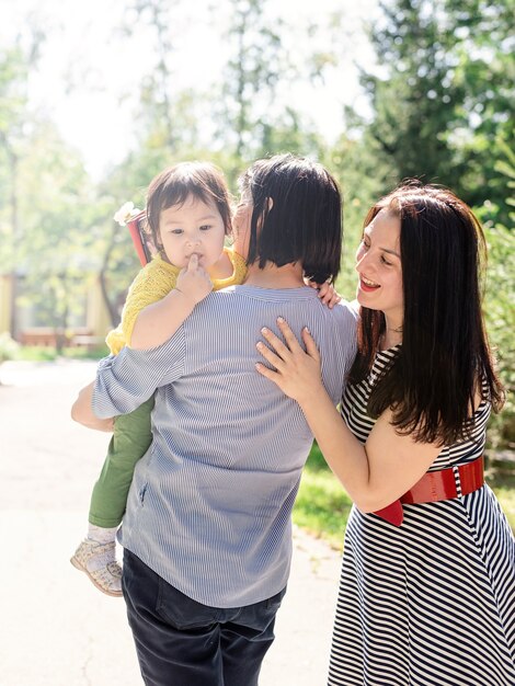 Heureuse mère et grand-mère avec une petite fille