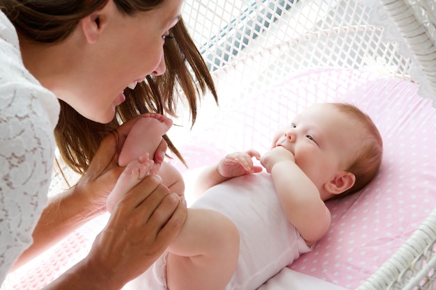 Heureuse mère jouant avec bébé mignon