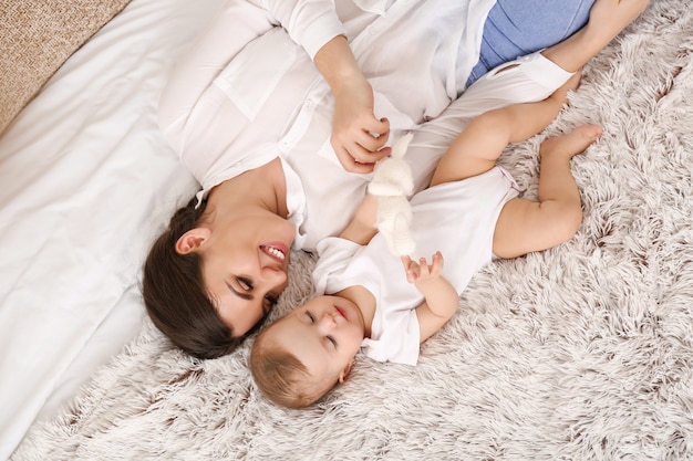 Heureuse mère avec mignon petit bébé à la maison