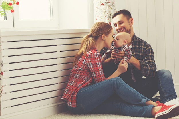 Heureuse mère et père de famille jouant avec un bébé