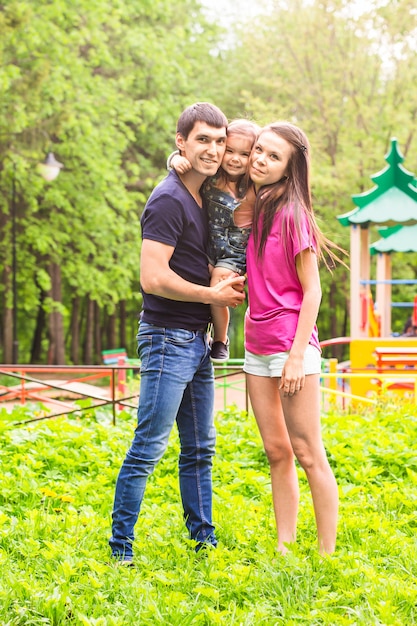 Heureuse mère, père et fille dans le parc.